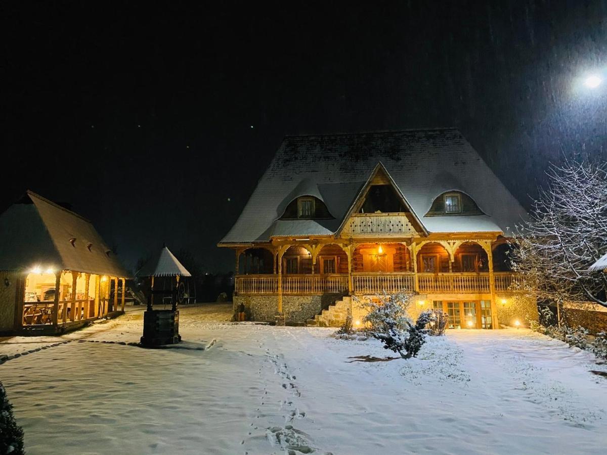 Casa Chira Hotell Vişeu de Sus Exteriör bild